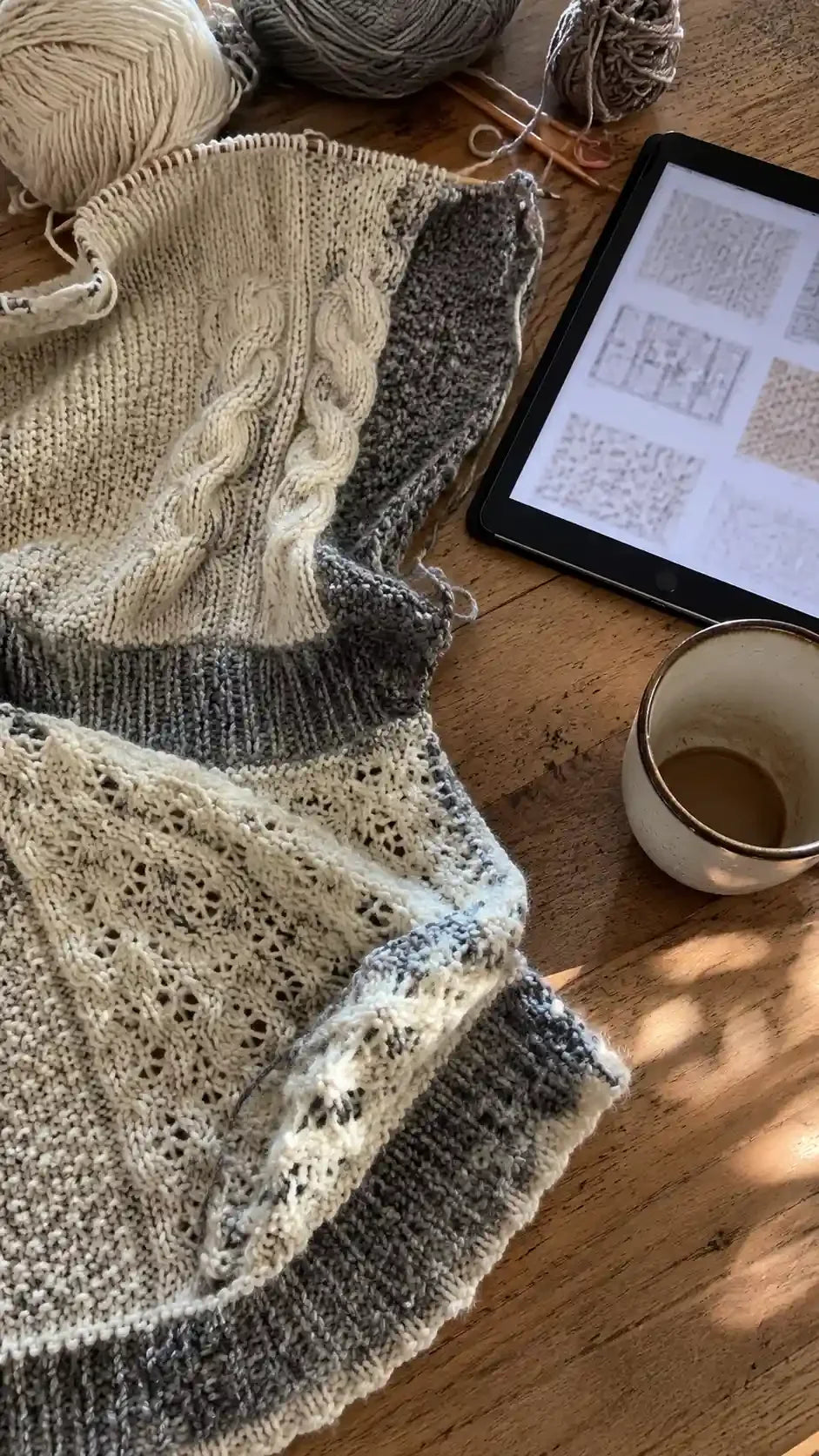 Prenda tejida con un patrón de la biblioteca