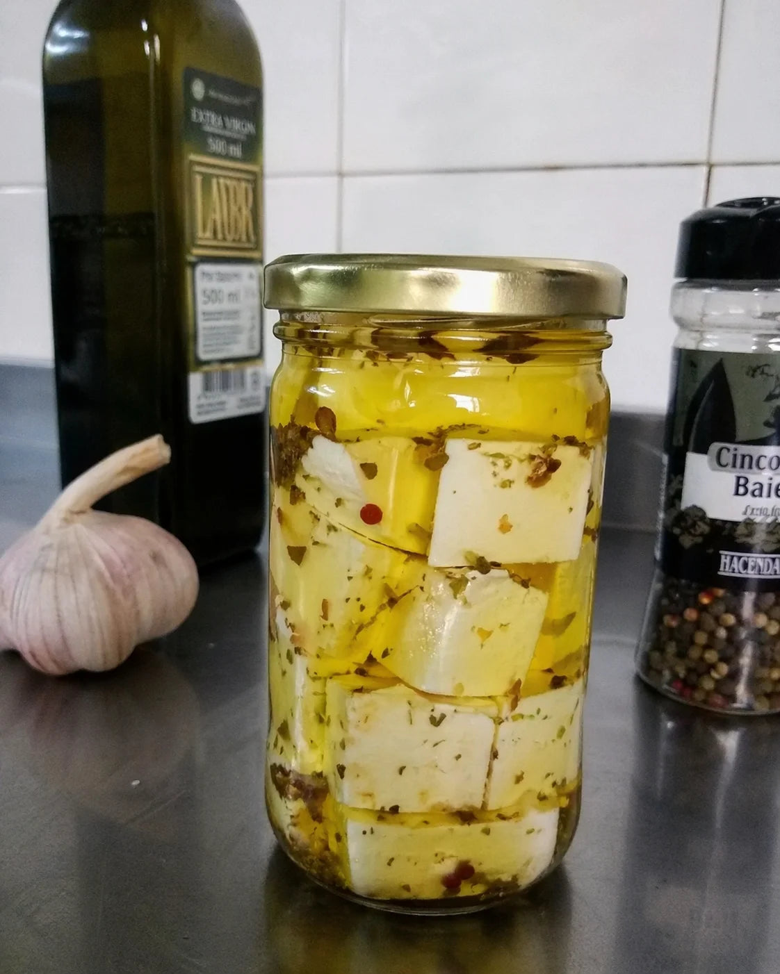 Quesos marinados en frasco